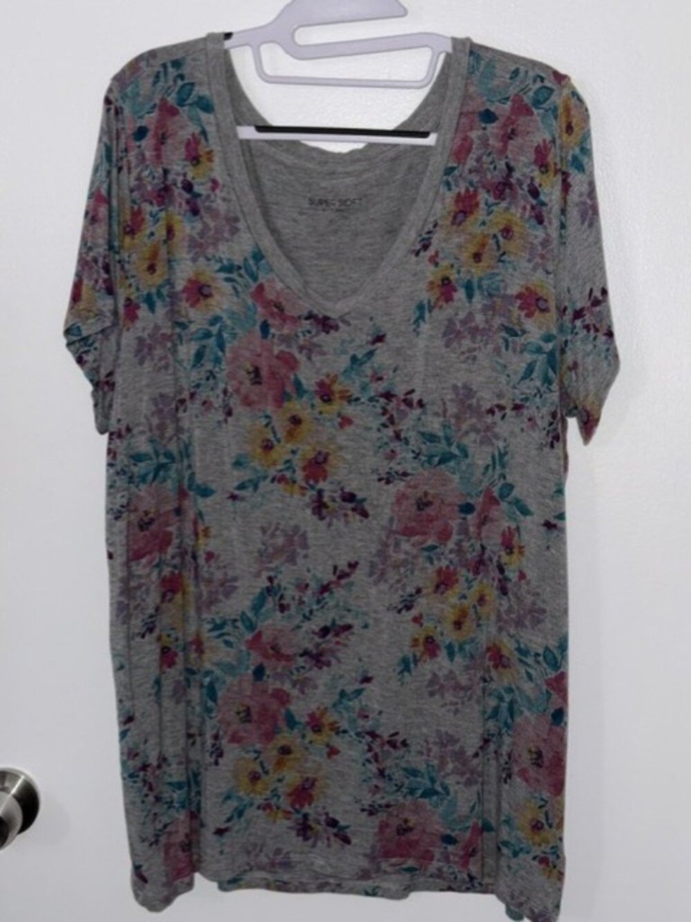 Torrid Super Soft Floral V-Neck Short Sleeve Tee Top Size 2 2X Heather Grey